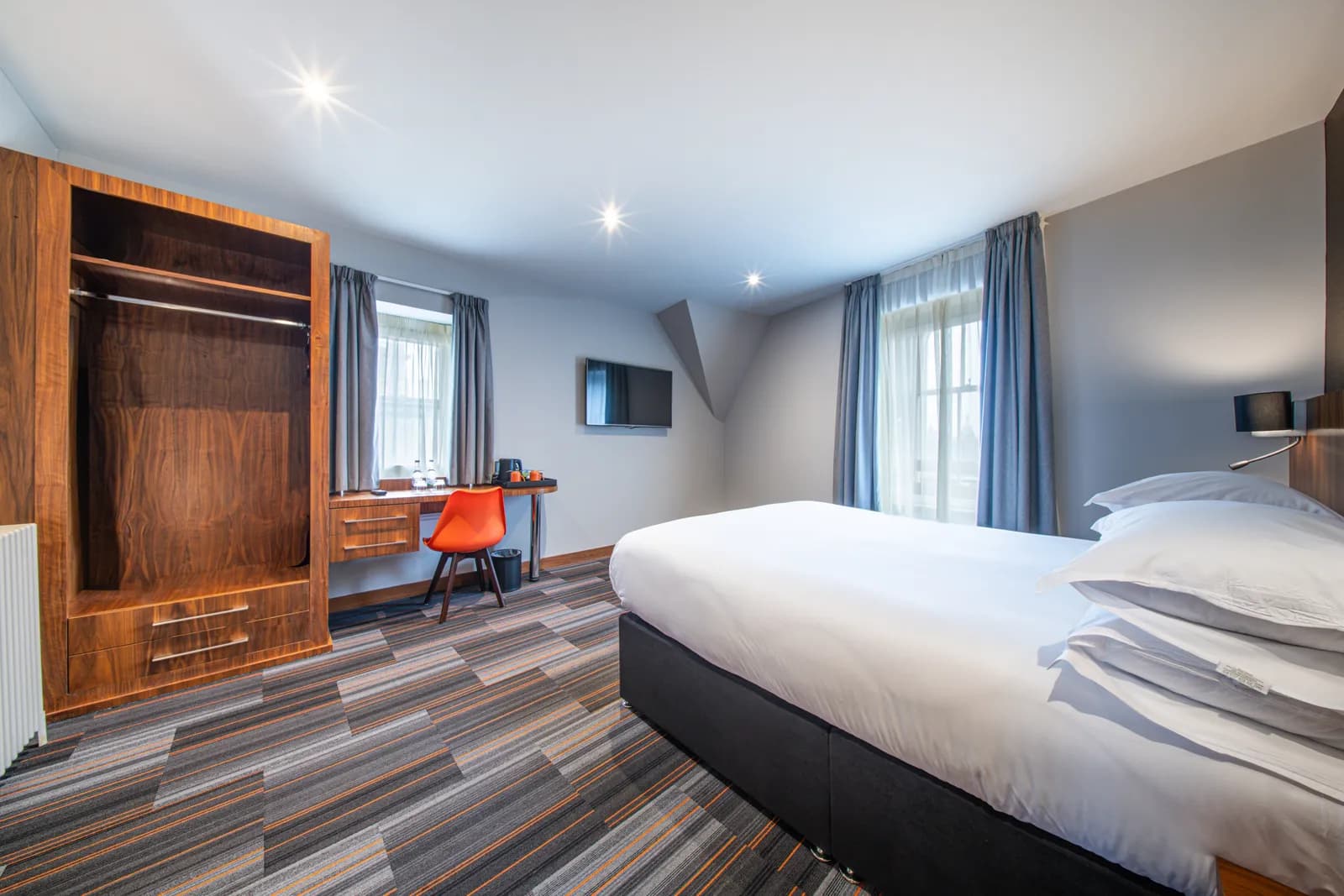 Classic King Room at The Inn Place, Edinburgh, photo 3