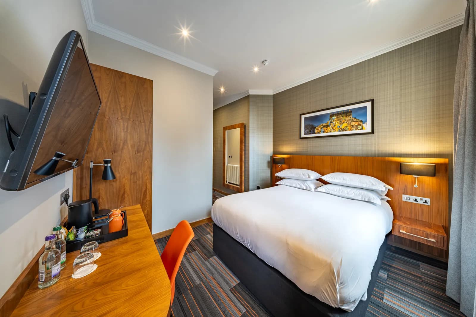 Old Town Double Room at The Inn Place, Edinburgh, photo 2