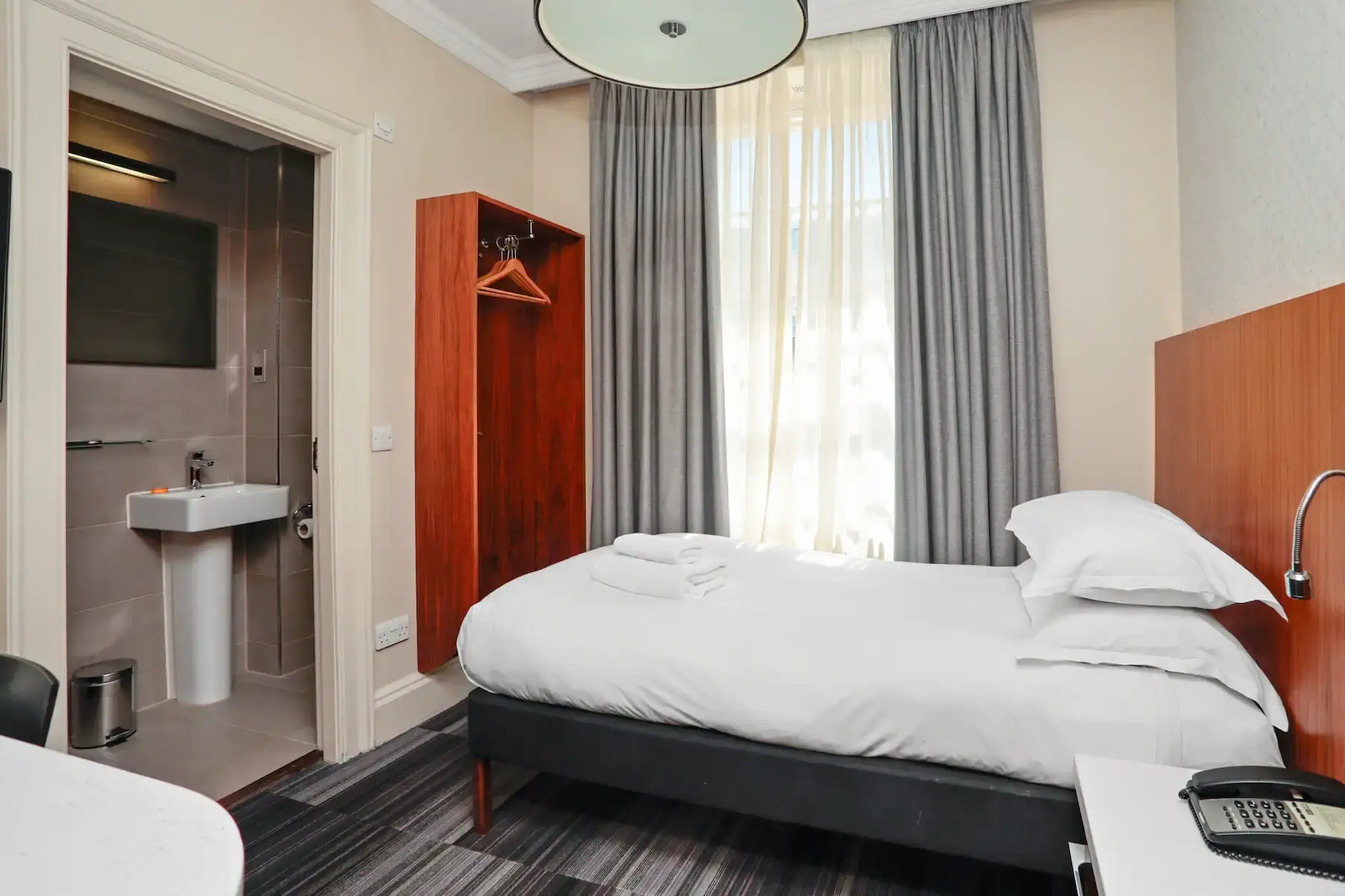 Small Single Room at The Place Hotel, Edinburgh, photo 2